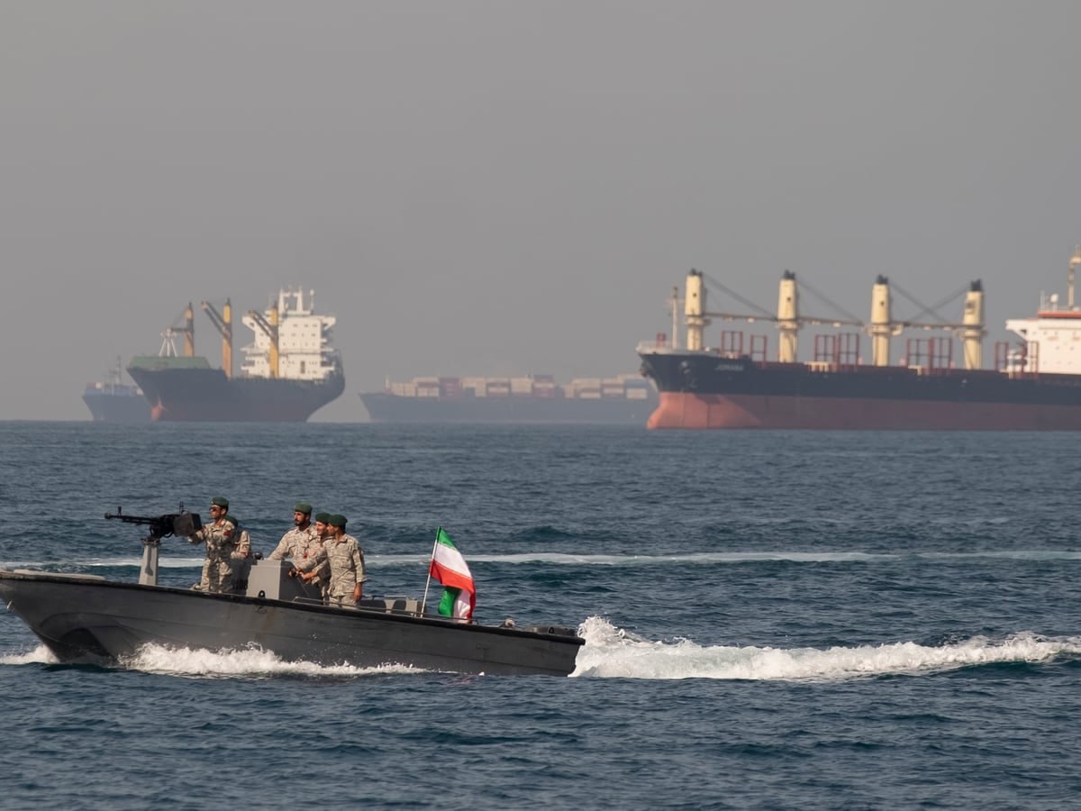 Irã planeja ganhar US$ 10 bilhões em BTC pela passagem de navios pelo Estreito de Ormuz.