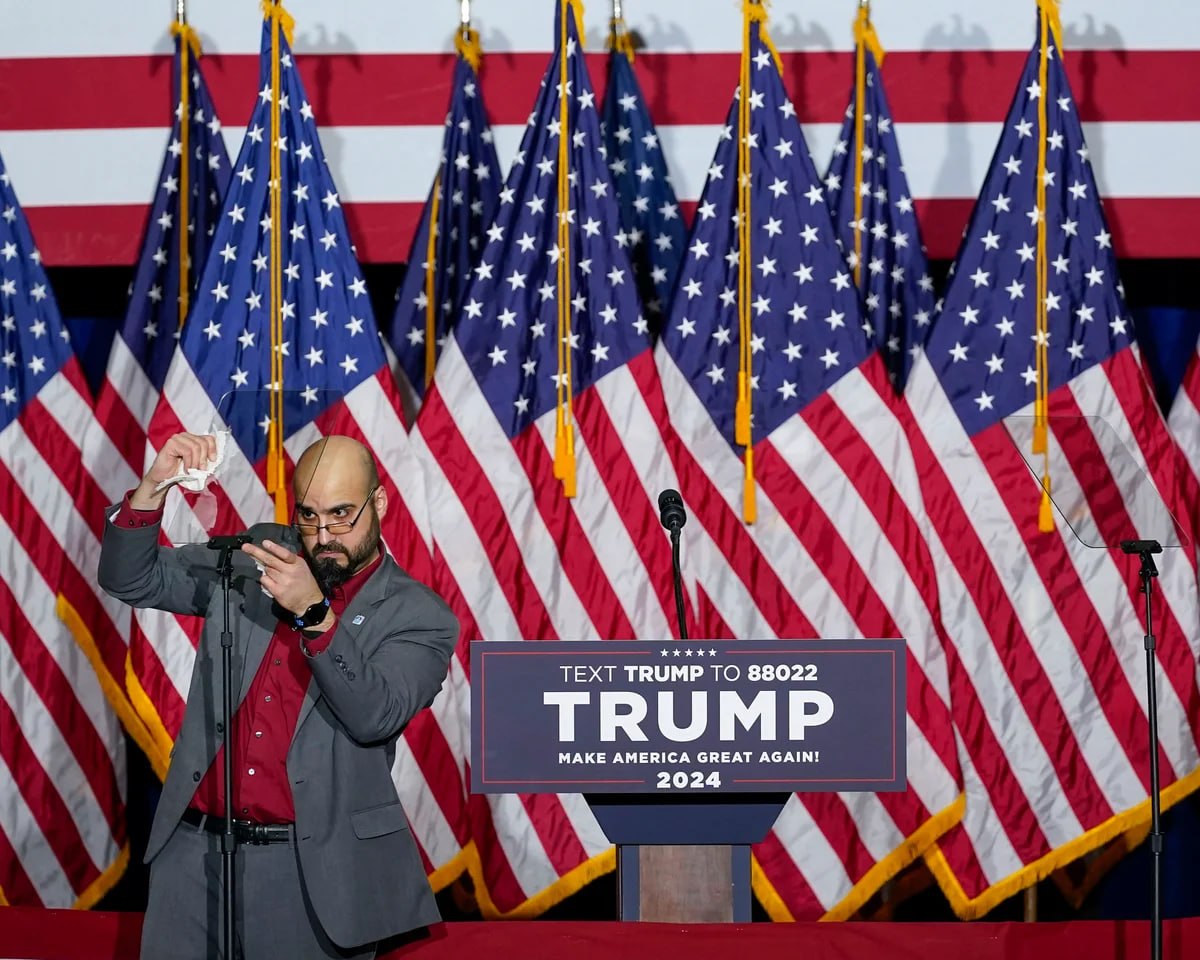 Trump’s teleprompter operator accused of betting on the president’s speeches